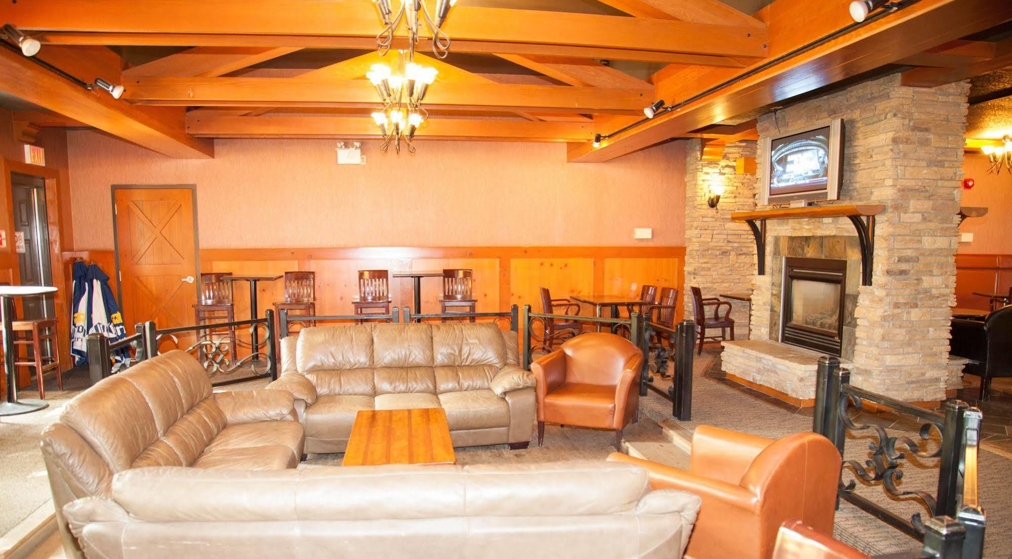 Twin Pine Inn & Suites Hinton Extérieur photo