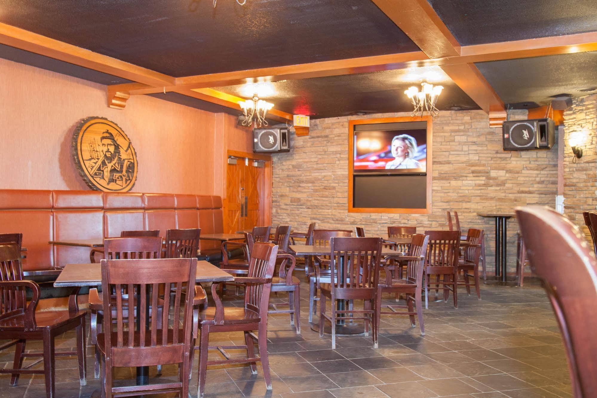 Twin Pine Inn & Suites Hinton Extérieur photo