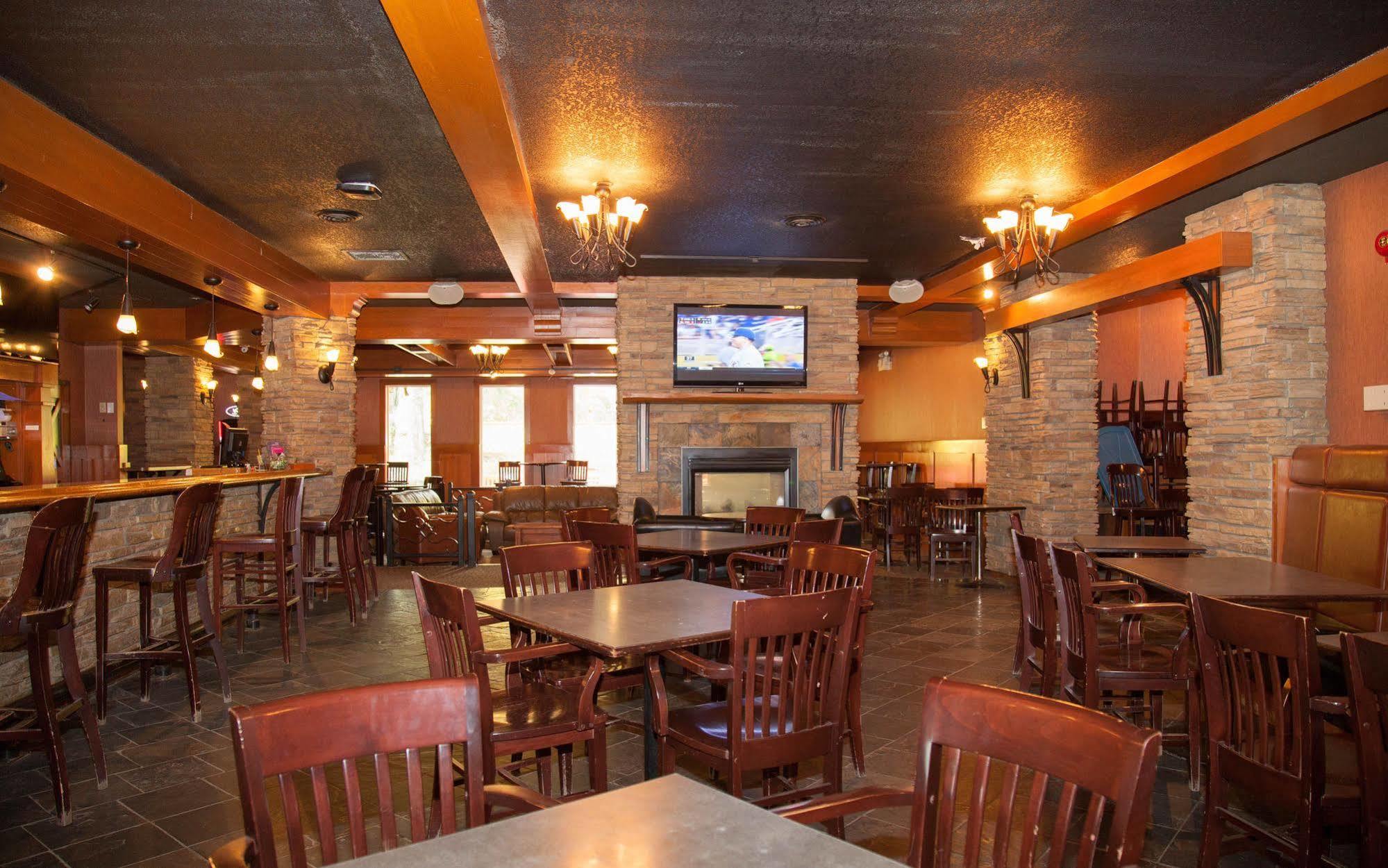 Twin Pine Inn & Suites Hinton Extérieur photo