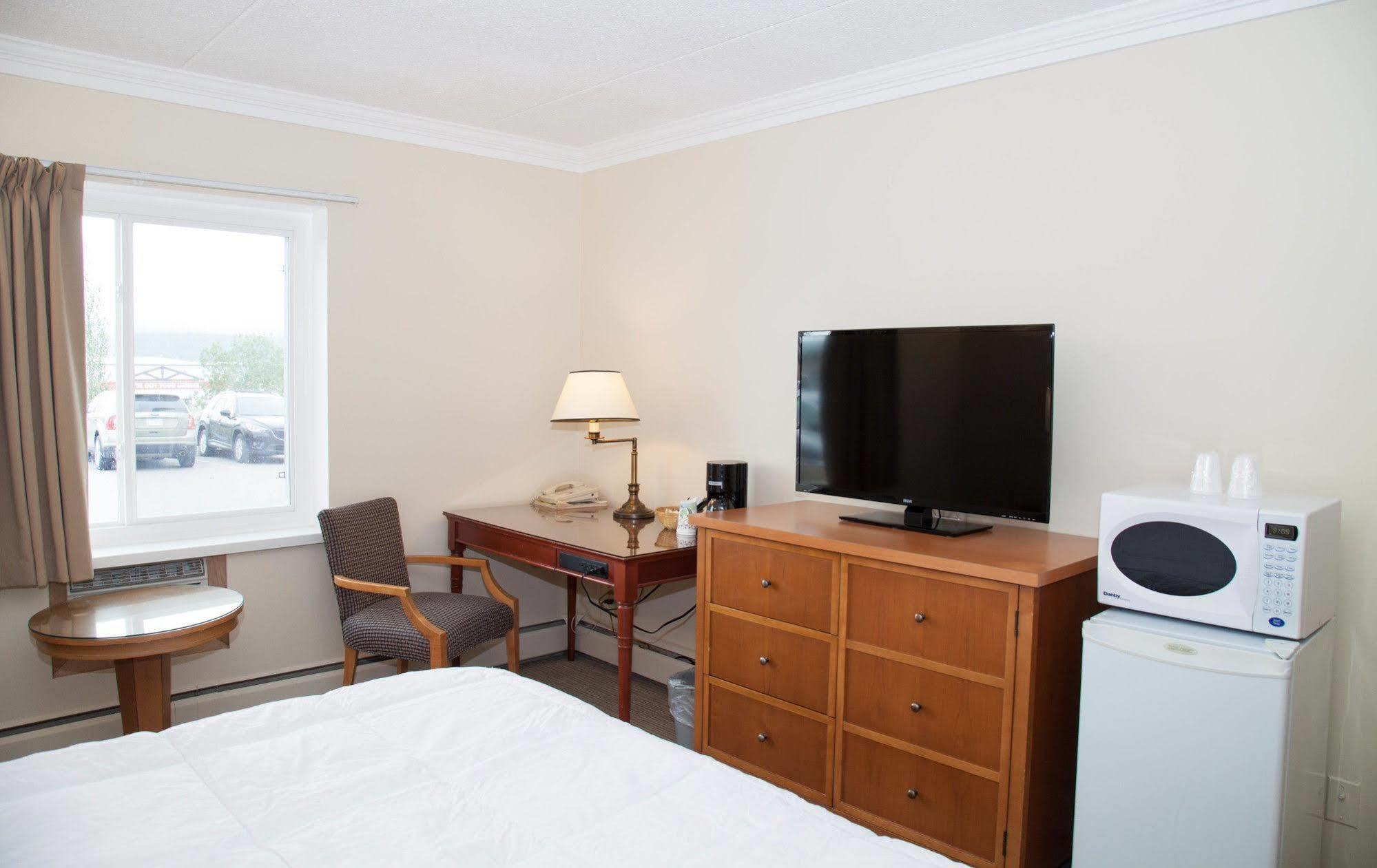 Twin Pine Inn & Suites Hinton Extérieur photo
