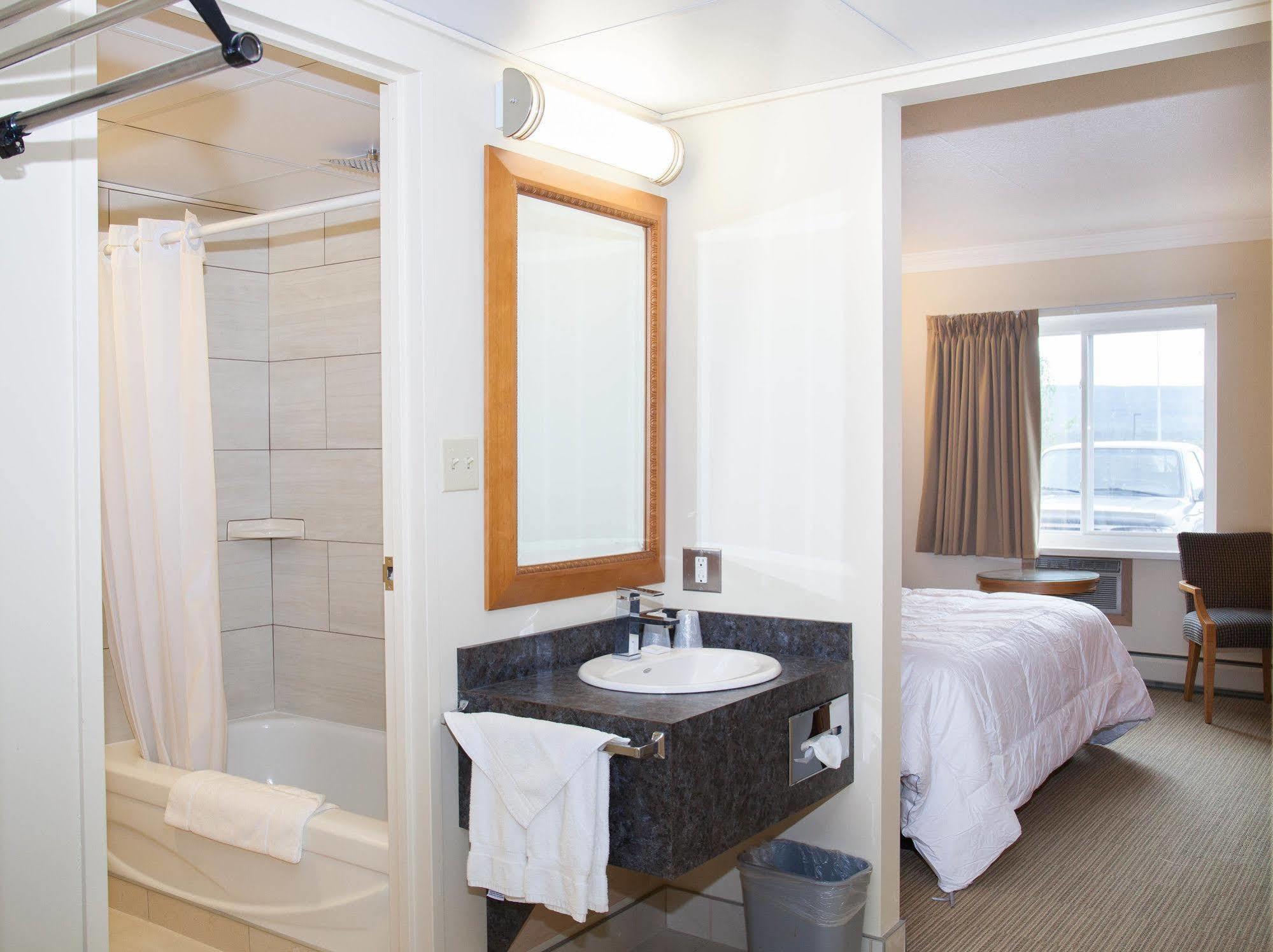 Twin Pine Inn & Suites Hinton Extérieur photo