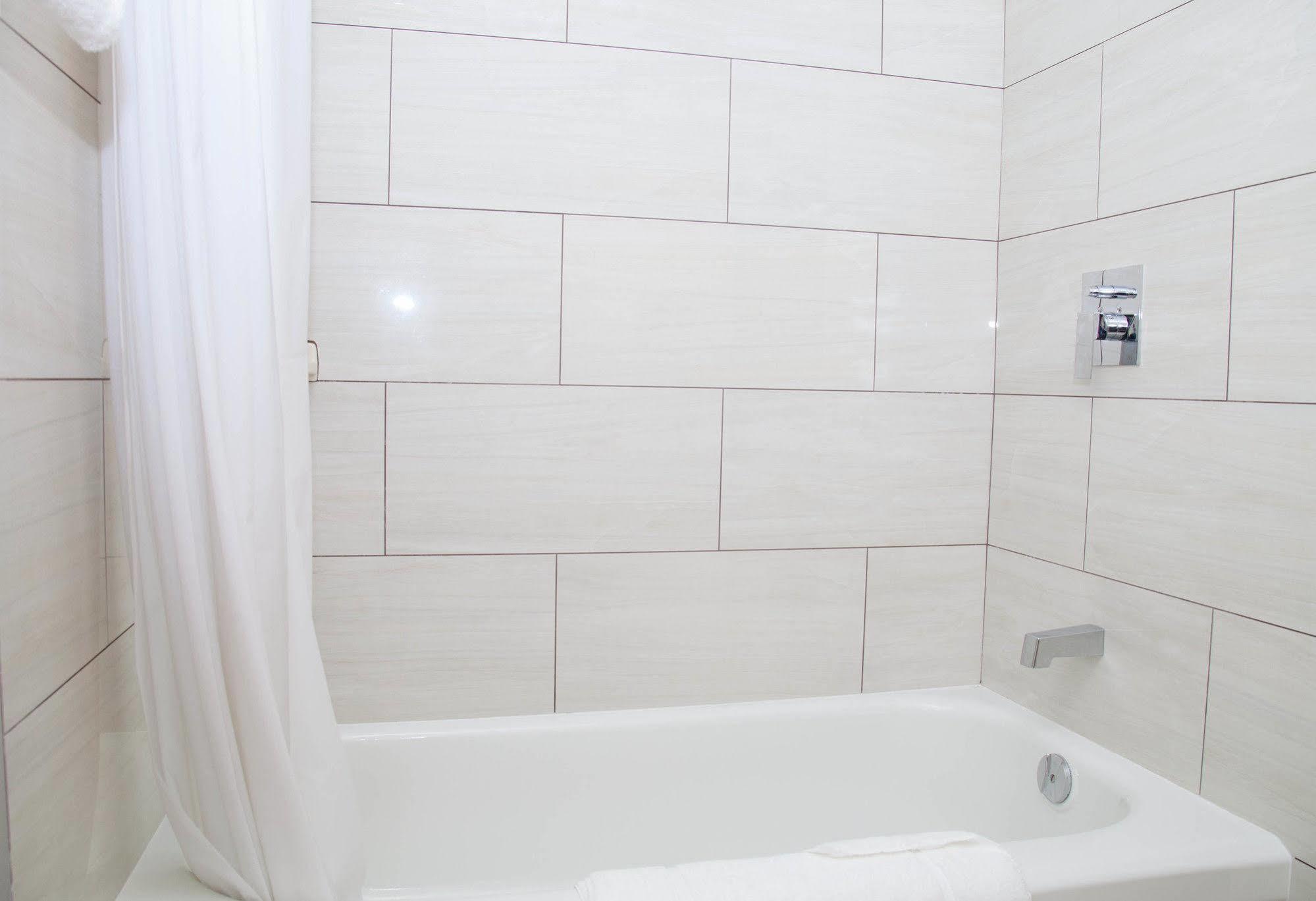 Twin Pine Inn & Suites Hinton Extérieur photo