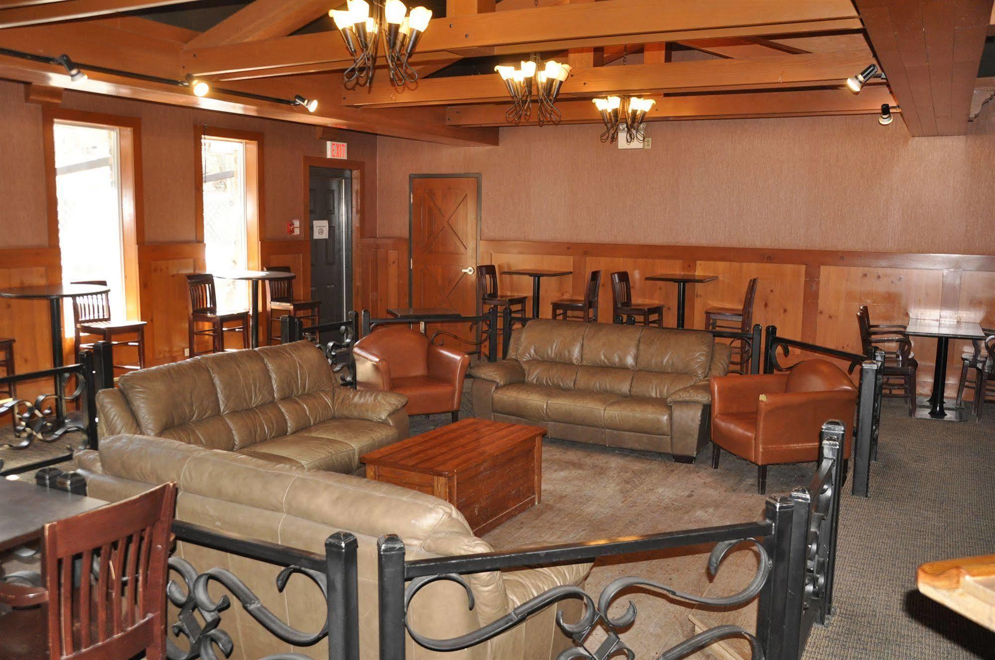 Twin Pine Inn & Suites Hinton Extérieur photo